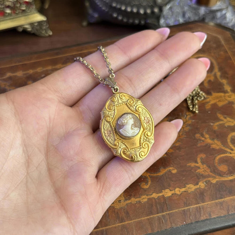 Vintage Antique shell cameo Locket necklace - Picture 2 of 8
